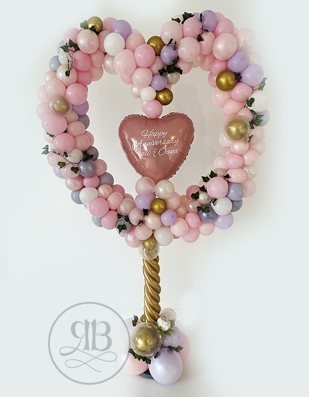 Bright, practical event ideas with balloon bouquets and arches